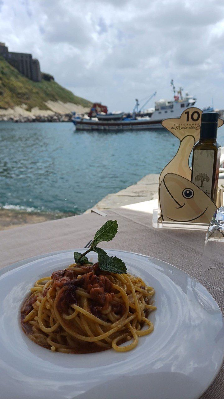 Spaghetti ai frutti di mare sul molo della Corricella